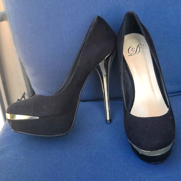 Heels - Picture 4 of 4